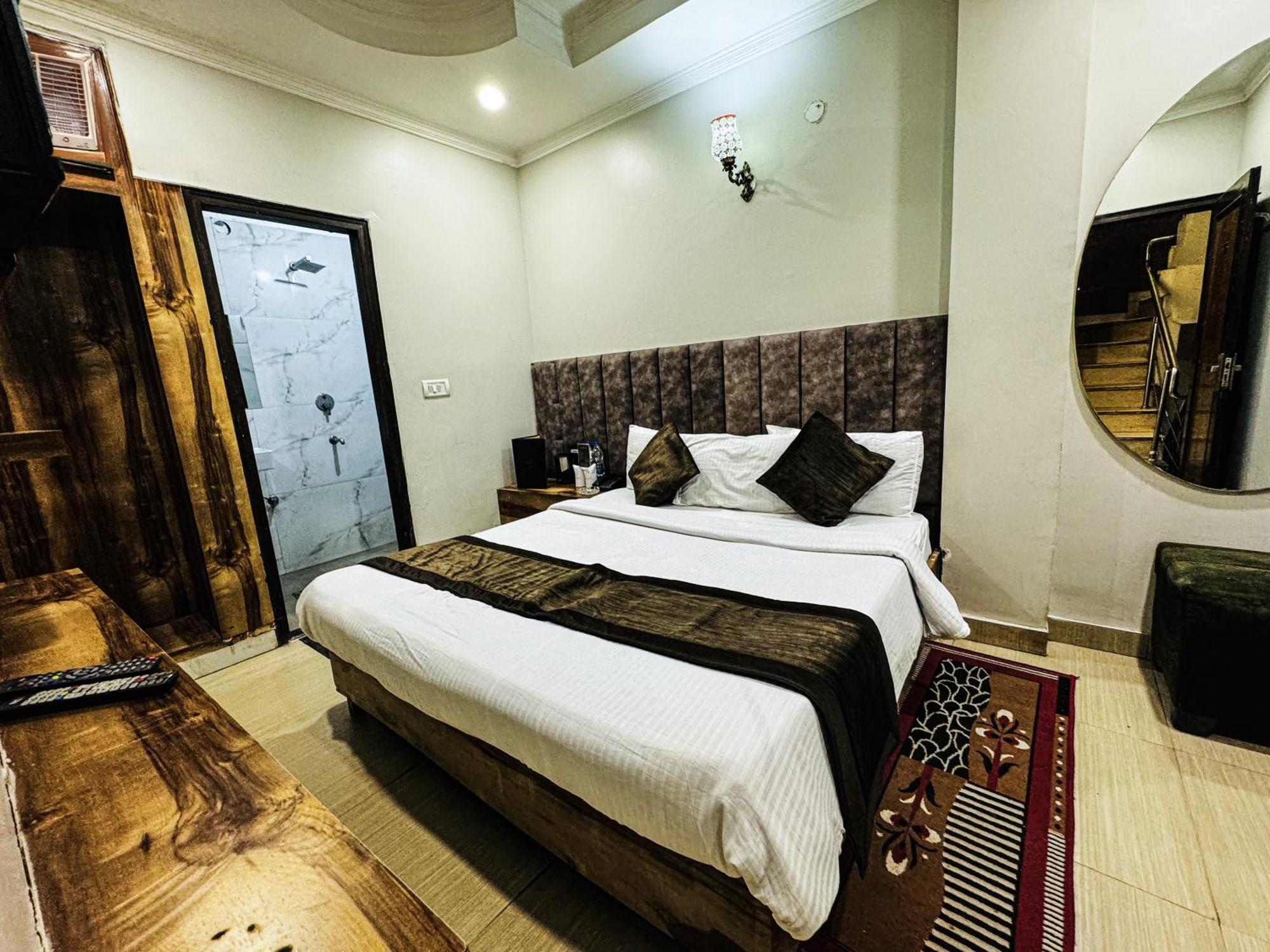 Hotel Nityaa Suites New Delhi Exterior photo